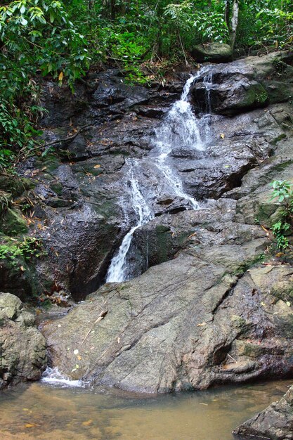 Der Wasserfall Khatu in Phuket