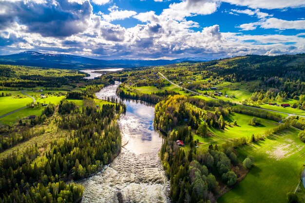 Foto der wasserfall ristafallet im westlichen teil von jämtland gilt als einer der schönsten wasserfälle schwedens.