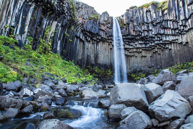 Der Wasserfall Svartifoss ist der schönste Wasserfall in Südisland