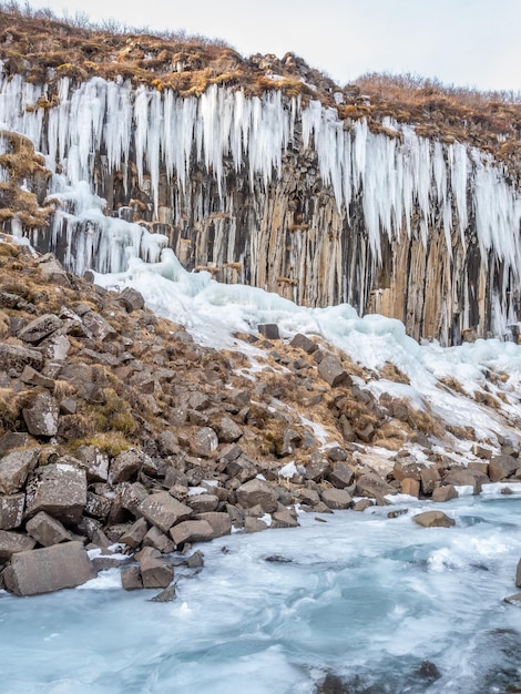 Der Wasserfall Svartifoss ist eines der einzigartigen Wahrzeichen Islands im Vatnajokull-Nationalpark