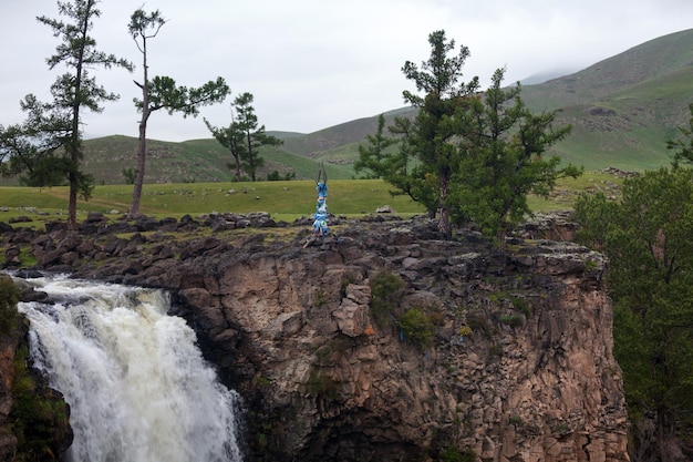 Der Wasserfall Ulaan Tsutgalan liegt im Orchon-Tal mit Vulkangestein in der Zentralmongolei