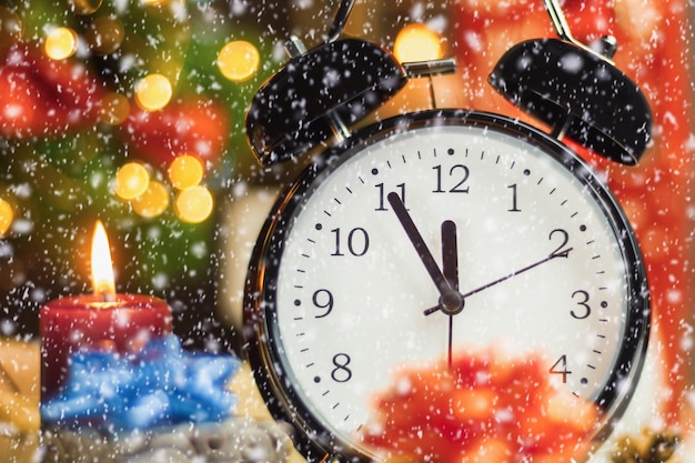 Der Wecker zeigt an, dass es in fünf Minuten zwölf Uhr des neuen Jahres sein wird.
