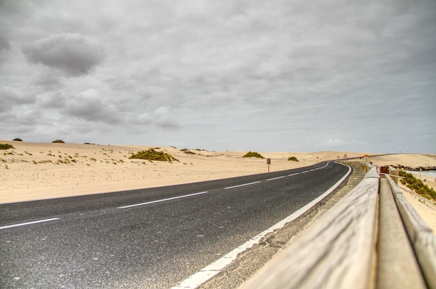 Foto der weg führt in die wüste gegen den himmel