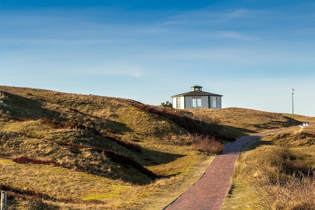 Foto der weg führt zum berg gegen den himmel