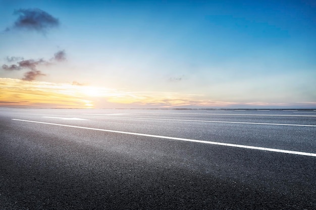 Der Weg nach vorn und Himmel bewölkt Hintergrund