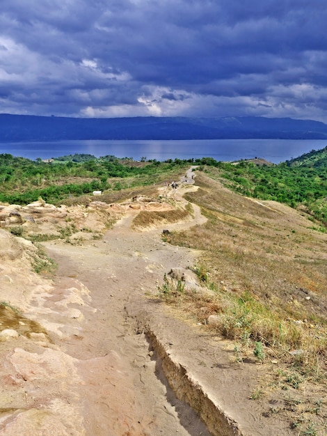 Der Weg zum Vulkan Taal auf den Philippinen