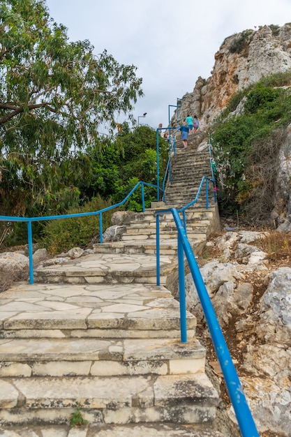 Der Weg zur Spitze der Kirche in Protaras, Zypern. Kirche des Propheten Elia.