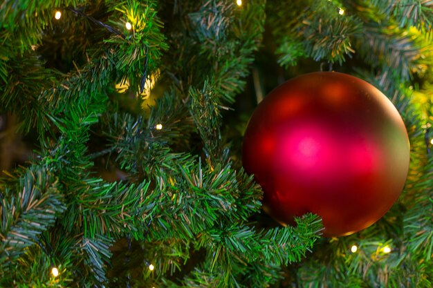 Der Weihnachtsball auf Baum für Hintergrund.