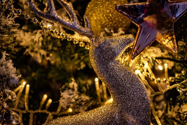 Der Weihnachtsbaum ist mit Lichtern und Spielzeug geschmückt Laternengirlande Beleuchtung im Zimmer