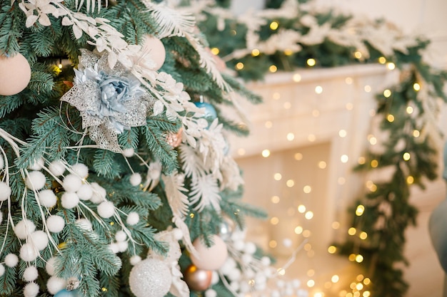 Der Weihnachtsbaum ist weihnachtlich geschmückt Schön geschmücktes Haus mit silberweißem Weihnachtsbaum und präsentiert eine zauberhafte Zeit im neuen Jahr