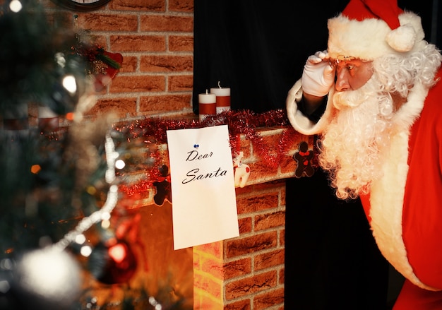 Der Weihnachtsmann brachte Geschenke für Weihnachten und eine Pause am Kamin. Haus Dekoration