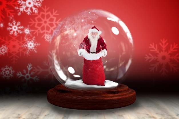Der Weihnachtsmann hält eine Schneekugel mit offenem Sack vor einer Schneeflockentapete über den Dielen