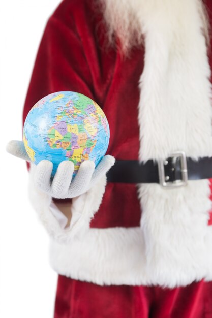 Der Weihnachtsmann hat einen Globus in der Hand