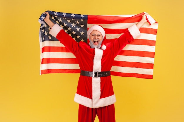 Der Weihnachtsmann hob die Arme und hielt die USA-Flagge, feierte Feiertag.