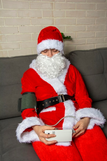 Der Weihnachtsmann ist krank und fühlt sich nicht wohl. Der Weihnachtsmann misst den Blutdruck