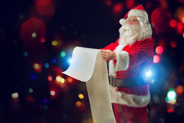 Der Weihnachtsmann ist voller Geschenke und bittet um Lieferung