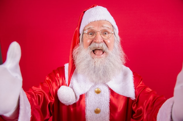 Der Weihnachtsmann macht Selfie-Fotos. Heilig Abend. Geschenklieferung. Verzauberte Träume von Kindern.