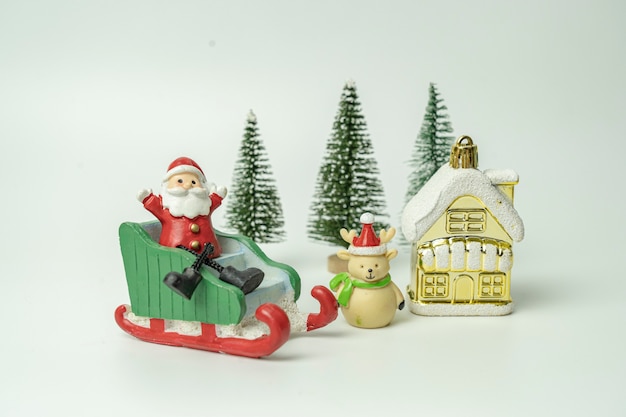 Der Weihnachtsmann saß auf einem Schlitten, und Geschenke fielen alle auf das Fest des Glücks