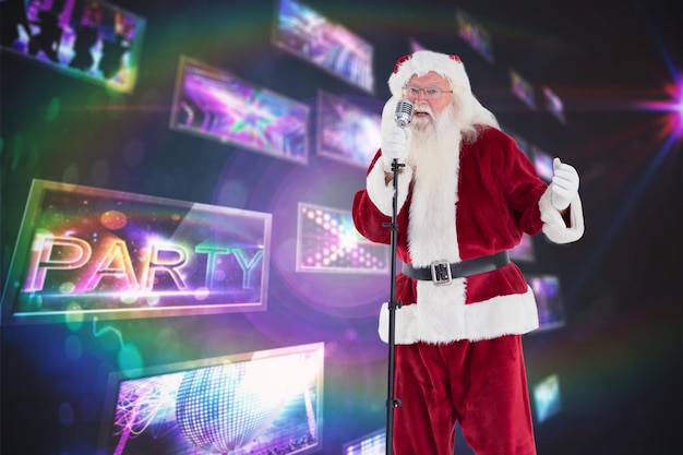 Der Weihnachtsmann singt wie ein Superstar vor einer Bildschirmcollage mit Disco-Bildern
