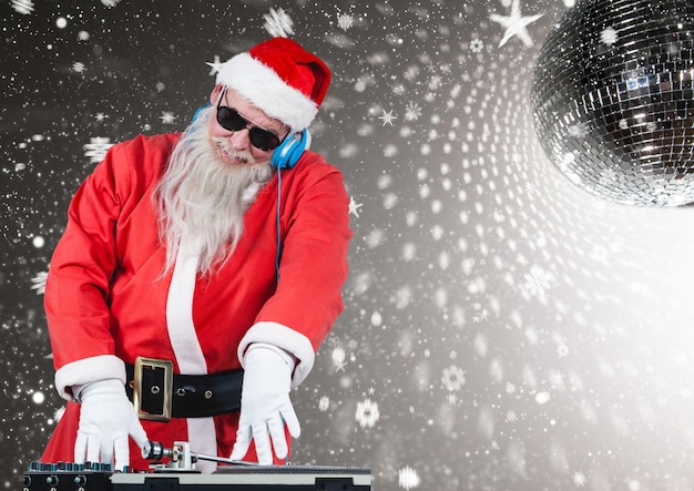 Der Weihnachtsmann spielt DJ in der Disco