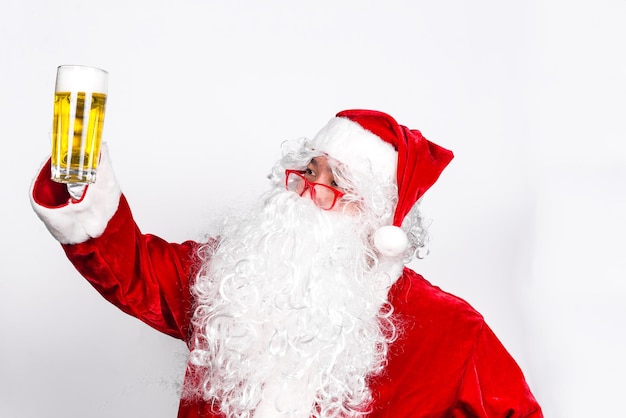 Der Weihnachtsmann zeigt ein Glas Bier auf weißem Hintergrund. After-Party-Las-Night. Happy Christmas Day
