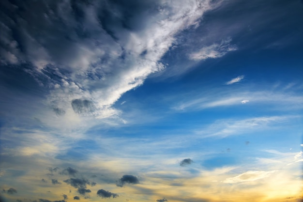 Der weite Himmel mit blauem Himmel und Wolken