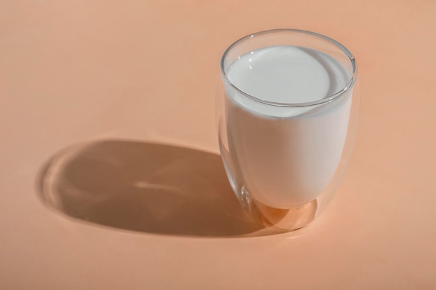 Der Weltmilchtag ist geeignet, den Weltmilchtag am 1. Juni zu feiern. Ein Glas Milch. flaches Design. Ansicht von oben. Happy Milk Day!