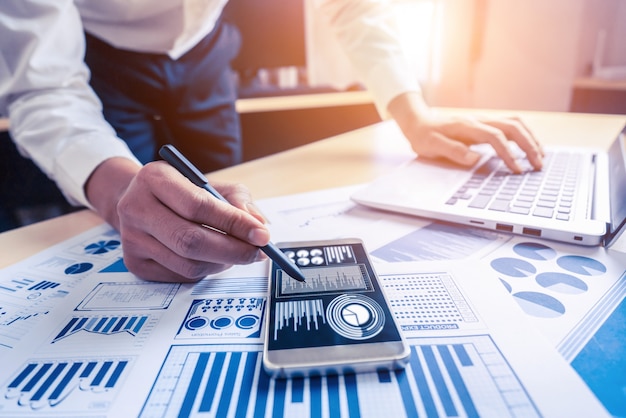 Der wirtschaftsprüfer oder finanzexperte analysiert das geschäftsberichtsdiagramm und das finanzdiagramm in der unternehmenszentrale
