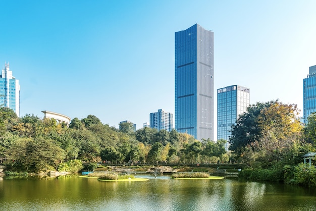 Der Wolkenkratzer ist am Seeufer des Parks, Chongqing, China