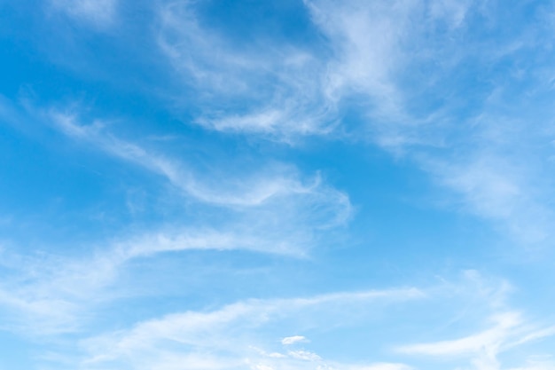 Der wunderschöne blaue Himmel mit wunderbarer Wolkenform am Morgen oder Abend wurde am Meer als natürlicher Hintergrund oder Textur aufgenommen