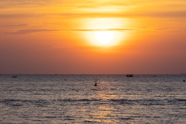 Der wunderschöne Sonnenuntergang am Strand Pattaya Thailand