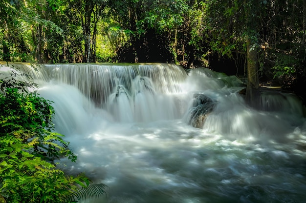 Der wunderschöne Wasserfall im tiefen Wald im Nationalpark Srinakarin Dam