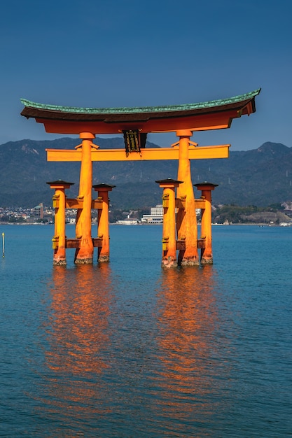 Foto der wundervolle ikonische itsukushima-schrein in miyajiima, japan