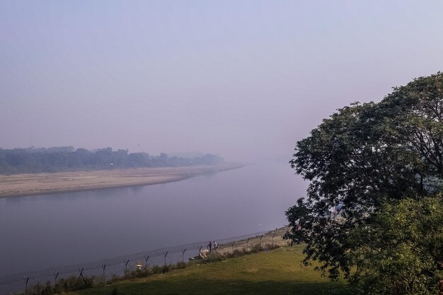 Der Yamuna-Fluss nähert sich am Morgen dem Taj Mahal