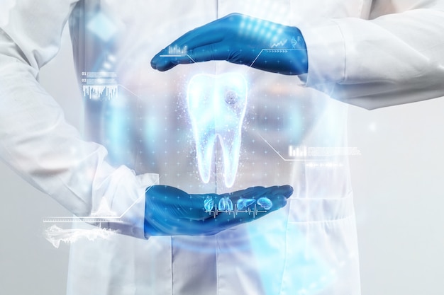 Der Zahnarzt betrachtet das Hologramm des Zahns, überprüft das Testergebnis auf der virtuellen Oberfläche und analysiert die Daten. Konzept für innovative Technologien, Medizin der Zukunft, Zahnschnappschuss