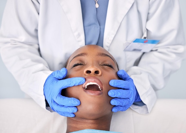 Foto der zahnarzt überprüft die zähne des patienten und der menschen in der klinik, beratung und mund mit zahngesundheit und medizinischer behandlung. mundhygiene, gesundheitsfürsorge und chirurgie, kieferorthopädie und karies mit den händen