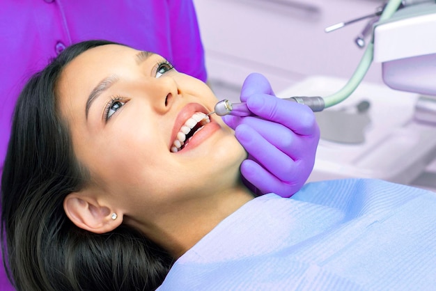 Foto der zahnarzt untersucht die zähne des patienten beim zahnarzt