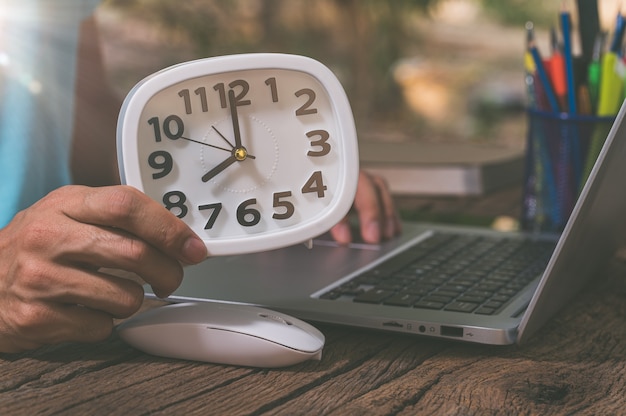 Der Zeiger mit der Uhr befindet sich am Schreibtisch.