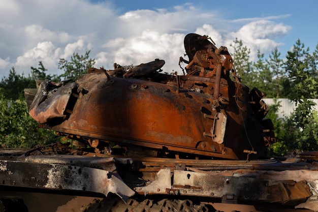 Der zertrümmerte und verbrannte moderne Panzer der russischen Armee in der Ukraine im Krieg in