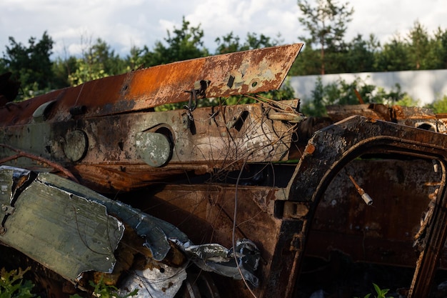 Der zertrümmerte und verbrannte moderne Panzer der russischen Armee in der Ukraine im Krieg in