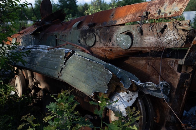 Der zertrümmerte und verbrannte moderne Panzer der russischen Armee in der Ukraine im Krieg in