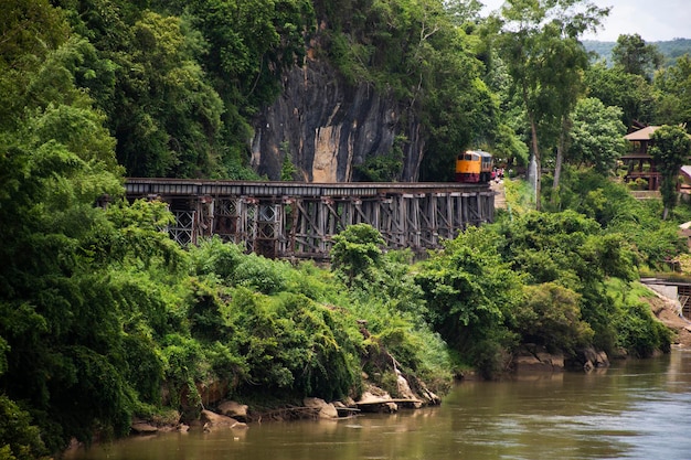 Der Zug, der auf der Strecke zwischen dem Hellfire Pass Mountain und dem Sai Yok Wasserfall am Flussufer und dem Khwae River fährt, bringt thailändische und ausländische Reisende zu einem Besuch in der Tham krasae Höhle in Kanchanaburi Thailand