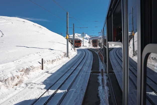 Der Zug der Gonergratbahn fährt zur Gornergrat-Station und zum Stellarium-Observatorium