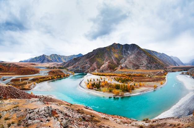 Der Zusammenfluss der Flüsse Chuya und Katun, berühmtes Reiseziel im Altai, Sibirien, Russland. Herbstlandschaft