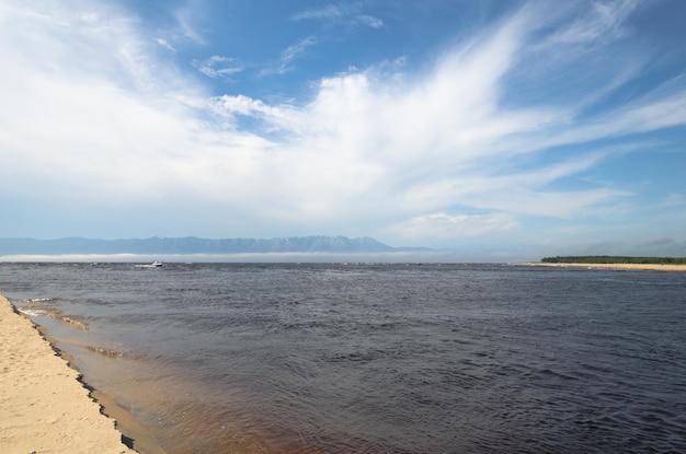 Der Zusammenfluss des Flusses Bargusin und Baikalsee Burjatien Russland