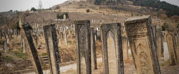 Derbent rússia, outubro de 2020: antigos túmulos no cemitério muçulmano em derbent daguestão, rússia