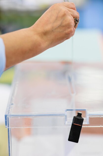 Foto derechos de voto voto gitano referéndum sufragio mano femenina irreconocible sostener sobre closeup