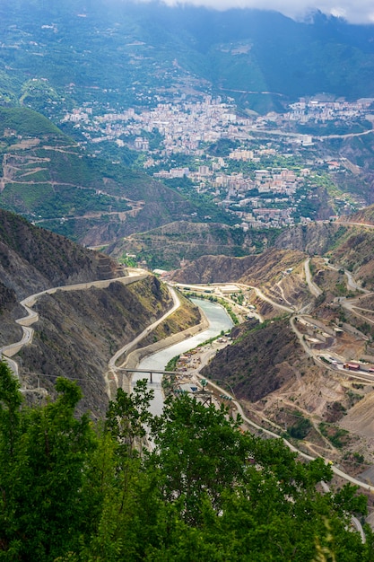 Deriner Dam es una presa de hormigón de arco de doble curvatura en el río Coruh en la provincia de Artvin, Turquía.