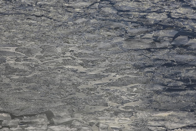 Deriva de gelo de primavera no rio / gelo flutuante de textura de fundo, março no rio