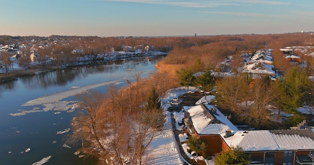 Deriva de gelo no rio, no início da primavera, o gelo flutua pelo complexo de apartamentos com vista para o córrego de uma altura o